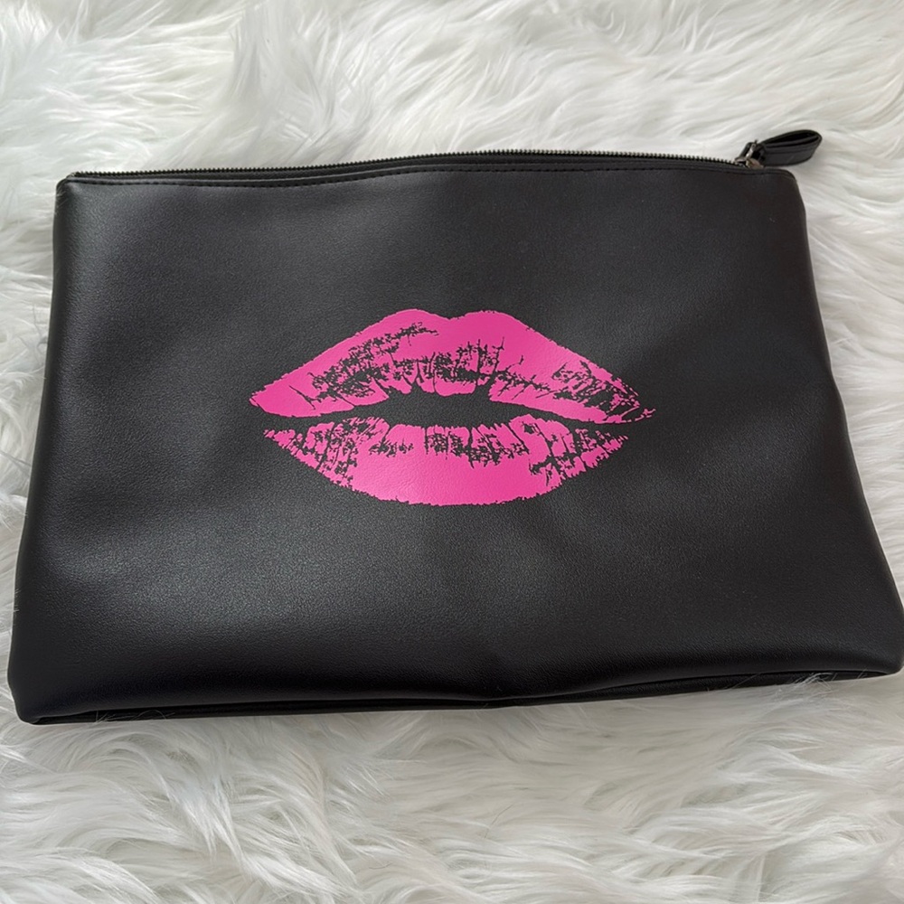 Bloomingdales vanity/makeup bag
Brand new
Never used
